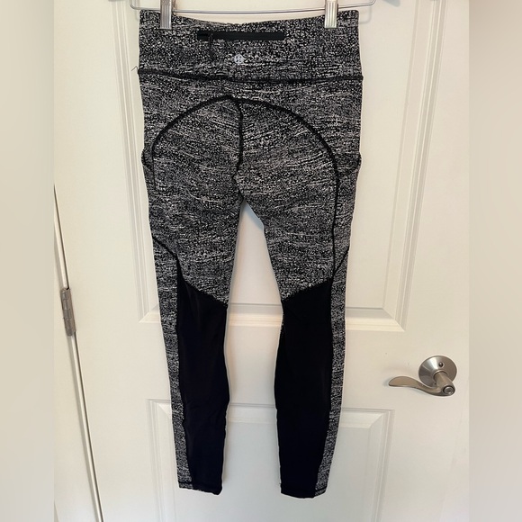 LULU LEMON RUNNING LEGGING SIZE 4 - Picture 3 of 5